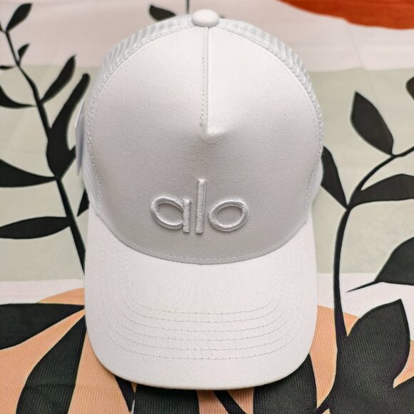 NWT - ALO Yoga casual District Trucker Hat - Picture 1 of 4